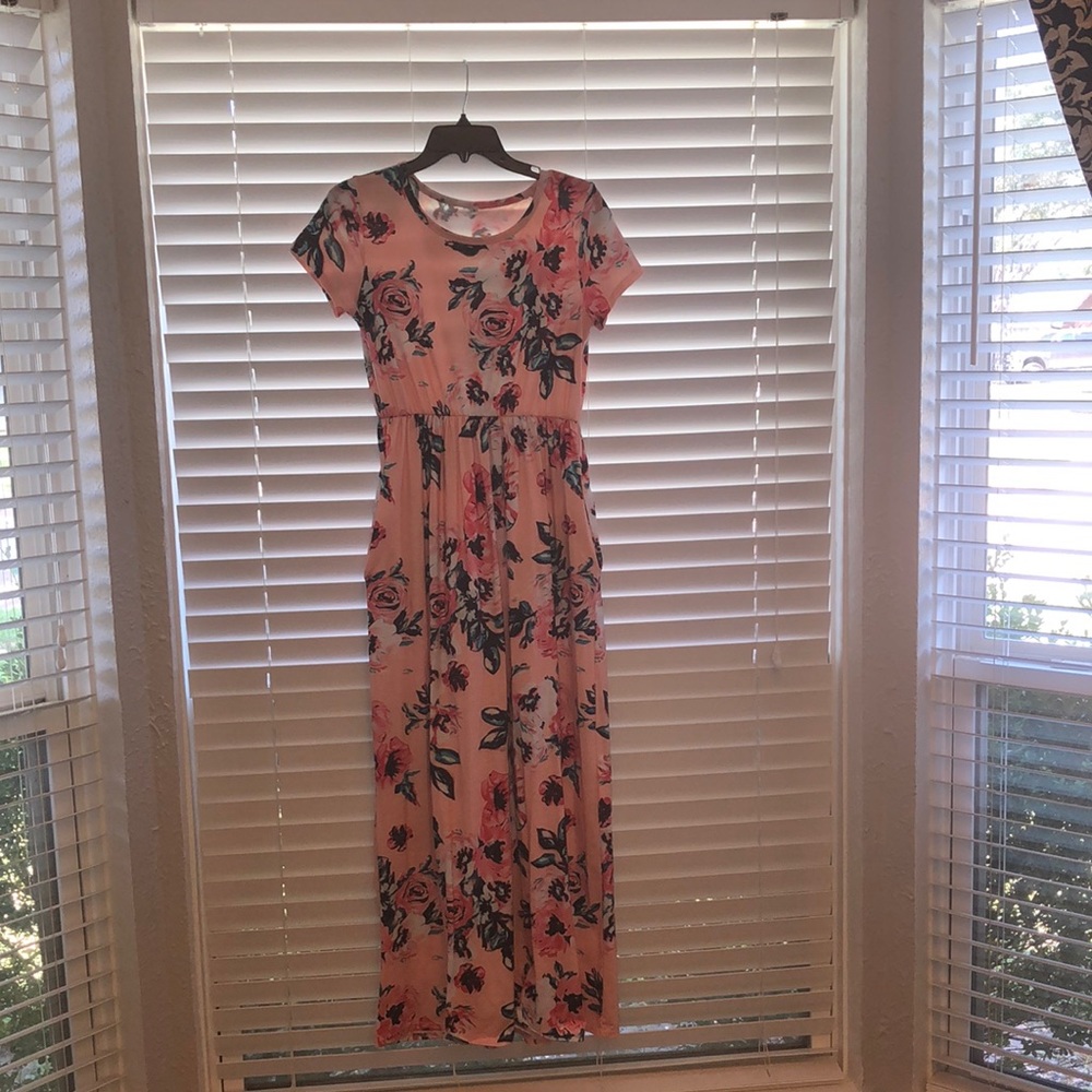 Beautiful Floral Maxi dress with pockets! Size S.